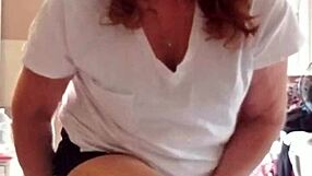 She so moisteryzes her matured beauty body