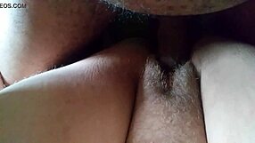 अरे, इस बड़ी बालों वाली चूत को मुझे जोर से तड़पाते देखो