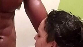 Dois homens e uma ninfeta em gangbang com pequenas tetas 18+