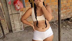 पति के काम पर होने के दौरान लैटिना पड़ोसन के साथ निषिद्ध सेक्स पैसे के लिए