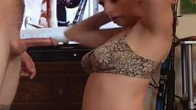 किराया चुकाने के लिए बेताबी से लंड चूस रही है, मदद चाहिए!