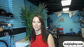 टैटू वाली बेब ग्रुप थ्रीसम में बिग टिट्स फ्लैश कर ब्लोजॉब और चुदाई