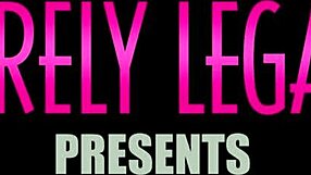 जवान एलेना कोश्का झुककर रफ मॉन्स्टर लंड पेलिंग लेती