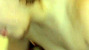 la niñera se estaba bañando cuando me la empezó a chupar