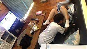 बॉयफ्रेंड के आते ही किंकी गर्लफ्रेंड ने उत्साह से चाटना शुरू किया