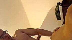 la niñera se estaba bañando cuando me la empezó a chupar