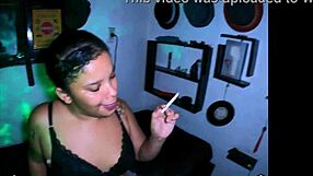 धूम्रपान करने वाली लड़की वीडियो दो में दिखा रही है