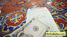 इबोनी स्लट एलाना बनज़ ने ब्लोंड ईडन वेस्ट के साथ पब्लिक ढाबे पर लंड शेयर किया