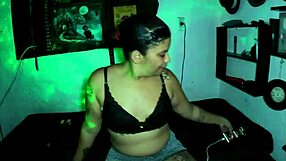 धूम्रपान करने वाली लड़की वीडियो दो में दिखा रही है