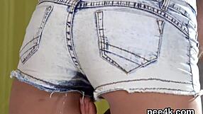 शानदार पीच अपनी पतली चूत को गर्म पेशाब से भरती और स्क्वर्टिंग में चारों तरफ छिड़कती