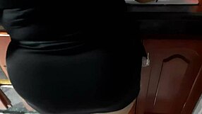 Interrumpo a la se�ora del servicio mientras lava los platos para que chupe mi polla