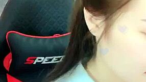 Asian webcam model on Uplive show