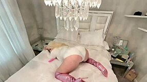 i'm a glamour milf playin with my tight wet pussy