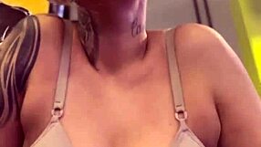 nossa, eu de sutiã treinando na academia toda suada e louca de tesão, chega escorreu pela bucetinha lisinha e suada