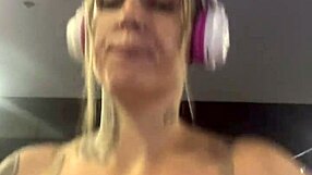 nossa, eu de sutiã treinando na academia toda suada e louca de tesão, chega escorreu pela bucetinha lisinha e suada