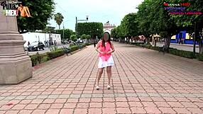 मेक्सिको सिटी की सड़कों पर अजनबी के साथ वाइल्ड डे ऑफ फन एंड पब्लिक डिस्प्ले