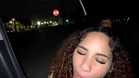 सड़क पर फैन से मिली और बिना झिझक बाहर उसका बड़ा काला लंड चूसा