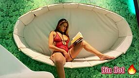 Enquanto eu estava lendo um livro que contava uma história tão safada e gostosa que tive que bater uma siririca e gozar gostoso