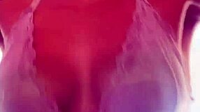 Na academia comecei a suar tirei a camisa e nao percebi q meus peitos durinhos estava aparecendo camisa transparente fiquei com tesao com as pessoas me olhando q meu suor escorrendo publico