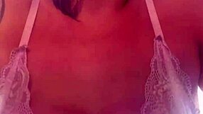 Na academia comecei a suar tirei a camisa e nao percebi q meus peitos durinhos estava aparecendo camisa transparente fiquei com tesao com as pessoas me olhando q meu suor escorrendo publico