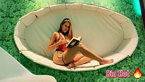 Enquanto eu estava lendo um livro que contava uma história tão safada e gostosa que tive que bater uma siririca e gozar gostoso