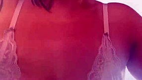 Na academia comecei a suar tirei a camisa e nao percebi q meus peitos durinhos estava aparecendo camisa transparente fiquei com tesao com as pessoas me olhando q meu suor escorrendo publico