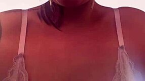 Na academia comecei a suar tirei a camisa e nao percebi q meus peitos durinhos estava aparecendo camisa transparente fiquei com tesao com as pessoas me olhando q meu suor escorrendo publico