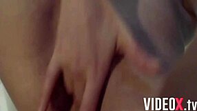 Jeune Perverse Se Touche Devant Sa Cam Et Obtient Ce Quelle Veut