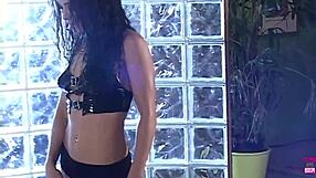 she performed before meeting her hunky lover