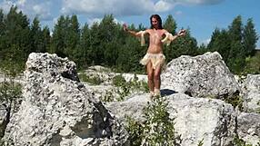 टॉपलेस परिपक्व महिला स्टोन क्वेरी में मोहक डांस करती है