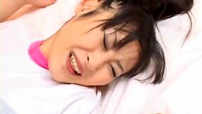 छोटी एशियाई लड़की को बिस्तर पर जोरदार चुदाई मिली