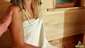 युवा बाथ अटेंडेंट को झुकाकर जंगली क्लोजअप चुदाई