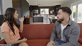 स्लट्टी ब्रूनेट बेबीसिटर सोफी रेयेज़ ने बॉस को पेंटहाउसगोल्ड पर बहकाया और ठोका