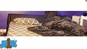 फ्रेंच सौतेली बहन बेड पर सौतेले भाई को चिढ़ाती है