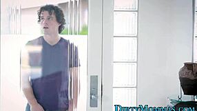 वाह, जवान 18+ स्टेपमॉम की चूत को पागलों की तरह उंगली कर रही है!