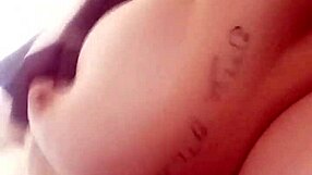 मोटी BBW जोर से कराहती है जब बड़ा काला लंड बाहर धूप में ठोकता है