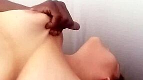 मोटी BBW जोर से कराहती है जब बड़ा काला लंड बाहर धूप में ठोकता है