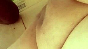 मोटी BBW जोर से कराहती है जब बड़ा काला लंड बाहर धूप में ठोकता है