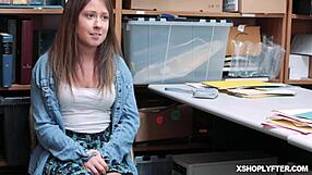 शॉपलिफ्टर लिली ग्ली हार्ड फकिंग में जोर से मॉन्स करती है