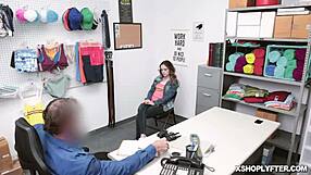 शॉपलिफ्टर लिली ग्ली हार्ड फकिंग में जोर से मॉन्स करती है