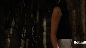 वाह! सोफी कैसे बंधी हुई ब्लोंड लेस्बियन गुलाम बनकर मेड से कोड़े और चेन सहती है?