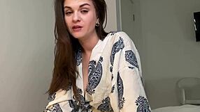 स्टेपमदर स्टेपसन द्वारा बेडरूम में कमिंग करते हुए कैच हुई