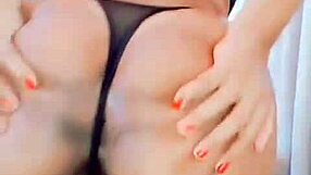 अरे वाह, सेक्सी मेच्योर स्लट ने लाइव-स्ट्रीमिंग में अपनी बड़ी गांड दिखाई