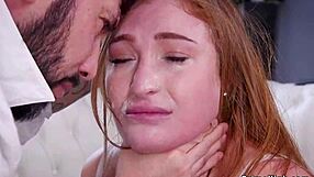 सौतेले पिता फियाँसे और बडी सीनों वाली टीन को कोड़े मारकर गले में डालकर ग्रुप बॉन्डेज में डोमिनेट करते हैं