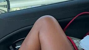 एमेच्योर फिंगरिंग मूविंग कार में