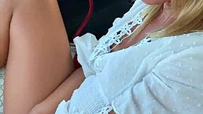 एमेच्योर फिंगरिंग मूविंग कार में