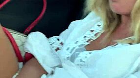 एमेच्योर फिंगरिंग मूविंग कार में