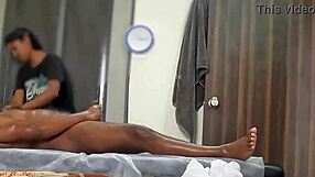 हैप्पी एंडिंग मसाज छुपे कैमरे में स्ट्रीमी डिटेल के साथ पकड़ा गया