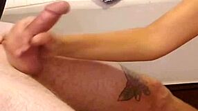 मेरी गर्लफ्रेंड ने मुझे शानदार घरेलू ब्लोजॉब से सरप्राइज किया