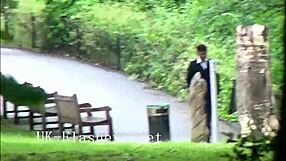 मैं सेक्सी एश्ले राइडर के लंदन की सड़कों पर फ्लैश करने से मोहित हूँ, उसकी शरारती हरकतें मुझे पागल कर देती हैं!